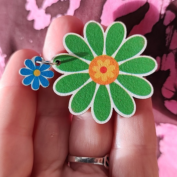 NWT Green flower drop earrings☀️☀️ CCO sale ☀️☀️ - Picture 3 of 3